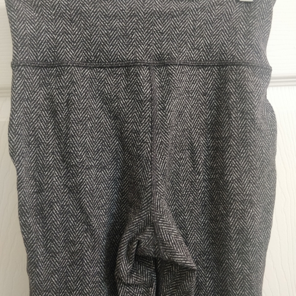 Lululemon size 4 High rise grey leggings - Picture 6 of 7